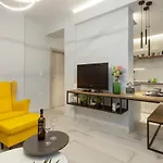 Cozy Modern Inside The Center Apartment
