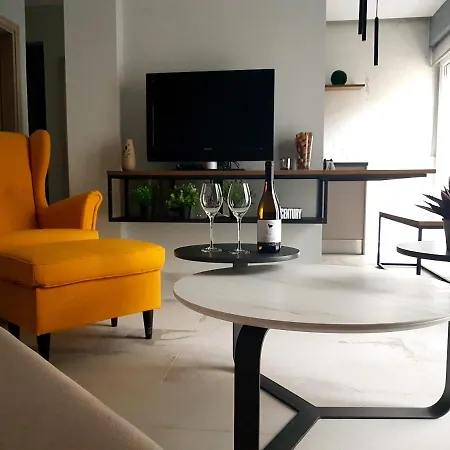 Cozy Modern Inside The Center דירה *