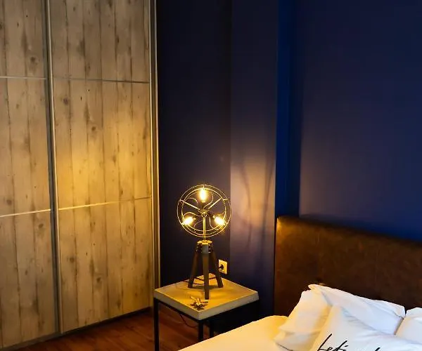 Cozy Modern Inside The Center Daire Selanik